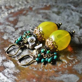 レモンイエローエチオピアンチェリーとたわわなクリソコラ、白蝶貝の小花、民族鈴のピアス
