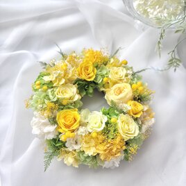 特別なギフトに〜光あふれるイエローのプリザーブドフラワーリース（直径約23cm）/開業祝い/進級祝い/送別ギフト
