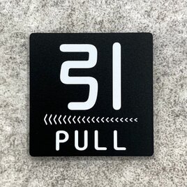 【送料無料】PULL 引サインブラックプレート［矢印左向き］正方形 ブラックカラー ドアサイン プル 引き扉 玄関