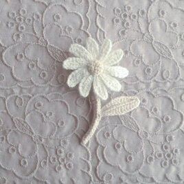かぎ針で編んだブローチ　可愛いコサージュ　デイジーみたいな一輪のお花　ライトベージュ　刺繍糸２本どり