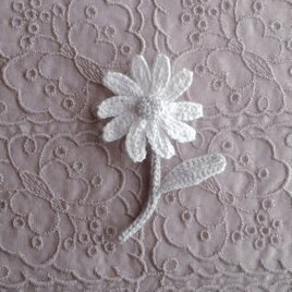かぎ針で編んだブローチ　可愛いコサージュ　デイジーみたいな一輪のお花　ライトグレー　刺繍糸２本どり