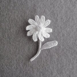 かぎ針で編んだブローチ　可愛いコサージュ　デイジーみたいな一輪のお花　ライトグレー　刺繍糸２本どり
