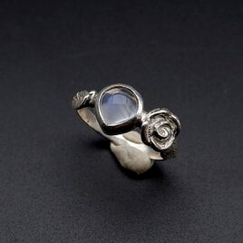 ブルームーンストーンの薔薇リング　約9号　～幽玄の青～　天然石アクセサリー　一点物　macari