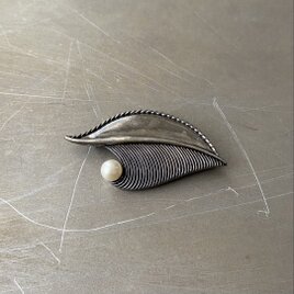 Vintage 80s-90s retro botanical leaf pearth brooch