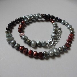 ダークカラーなパールネックレス