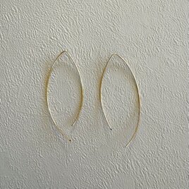 ゴールドワイヤーのラウンドピアス