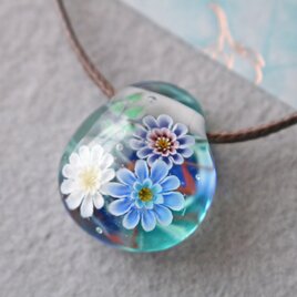 ガーベラのとんぼ玉ガラスペンダント