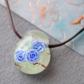ブルーローズのとんぼ玉ガラスペンダント