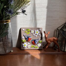 鳥と花の絵本のような陶板／北欧／DECO／陶器の壁飾り