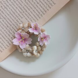 染め布花＊さくらとかすみそうのリースブローチ
