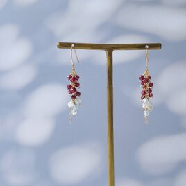 14KGF ガーネットとアクアマリンのチェーンピアス イヤリング