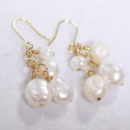 バロックパールの小さなシャンデリア・ゴールドチタンピアス