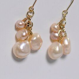 ピンクバロックパールの小さなシャンデリア・ゴールドチタンピアス