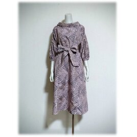 478　レトロなロールカラーワンピース　大島紬　ピンク系　三角　サッシュベルト付き　正絹