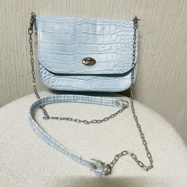 水色のクロコ型押し山羊革蓋つきショルダーバック