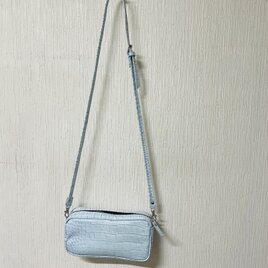 水色のクロコ型押し山羊革ファスナー横長ショルダーバック