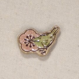 木のピンバッジ　梅とウグイスの焼き絵