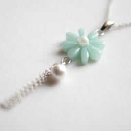 レジンアート　お花とコットンパールとフリンジのペンダント〈歌声遠く〉