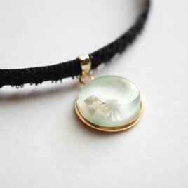 【受注製作】レジンアート　ラウンドモチーフとタティングレースとベルベットリボンのチョーカー〈草萌え〉