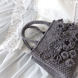 小さなかぎ針編みの手提げバッグ