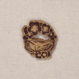 木のブローチ　梅とウグイスの焼き絵