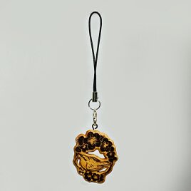 木のチャーム　梅とウグイスの焼き絵　透かし彫り