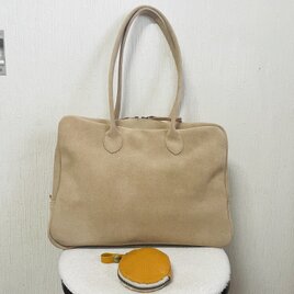 牛ヌバックのスクエアボストンバック・ベージュ