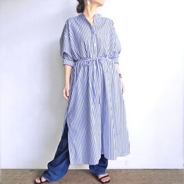 スタンドカラーロングワンピース（ストライプ白地×ブルー）