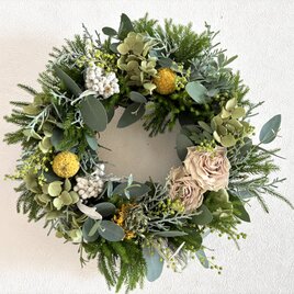 バラとグリーンの春色リース