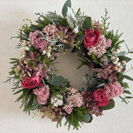 ピンクのバラとグリーンの春色リースの