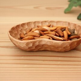 手彫りで仕上げたナッツ皿　水目桜(カバノキ科)