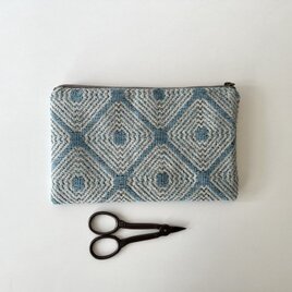 ジャガード生地のポーチ