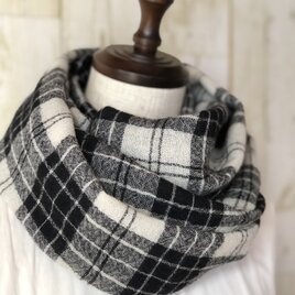 メチャ軽❣️ピュアウールガーゼ二重巻きスヌード❤️クラシカルタータンチェック（ブラック×アイボリーホワイト）