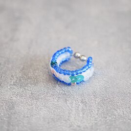 ビーズとスパンコールのイヤーカフ・中（ブルー×ホワイト+薄ピンク＆グリーン）【受注】
