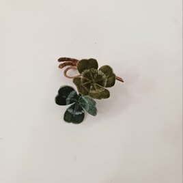 染め布花＊三つ葉と四つ葉のクローバーのコサージュ