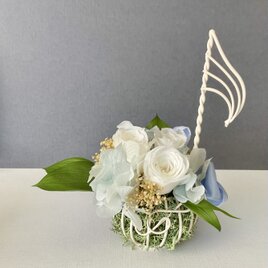 音符のフラワーアレンジメント プリザーブドフラワー　水色リボン
