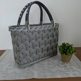 シックな装いを引き立てるクラフトバンドの和モダンな大人のかごバッグ　お出かけ　ランチ　お食事会