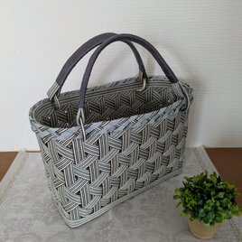 シックな装いを引き立てるクラフトバンドの和モダンな大人のかごバッグ　お出かけ　ランチ　お食事会