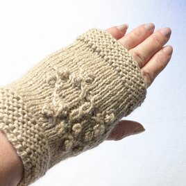 【送料無料】チクチクしないシルクウール　手編みハンドウォーマー　ベージュ　指なし　ミトン　　アームウォーマー　
