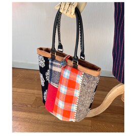 ウール バケツ型トートバッグ　赤のチェックと丸い刺繍