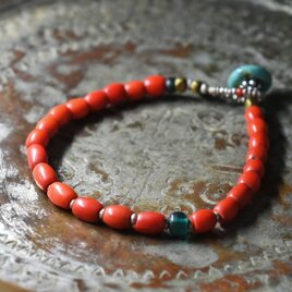 ナガ族グラスコーラルビーズ、ルーグリーンビーズ、oldオリッサブラスのブレス（ターコイズビーズ留め金）