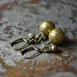 満月まん丸メタルパーツとチェーン、民族鈴のピアス