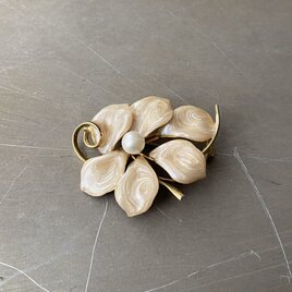 Vintage 80s-90s retro botanical flower enamel pearl brooch