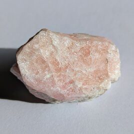 『ナイジェリア産のモルガナイト（＋クンツァイト、レピドライト、アクアマリンが共生している鉱物の一部です。）』