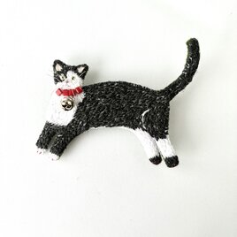 " shiro to kuro "なーにー？ぼくを呼んだ？あたたかみのあるウール糸を使った白黒猫さん手刺繍ブローチ