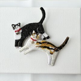 " shiro to kuro "なーにー？ぼくを呼んだ？あたたかみのあるウール糸を使った白黒猫さん手刺繍ブローチ