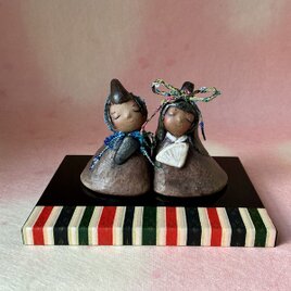 陶器☆寄り添うちいさな雛飾り（木製台座付）☆