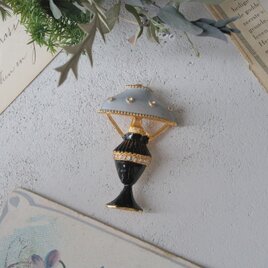 パリのランプのブローチ