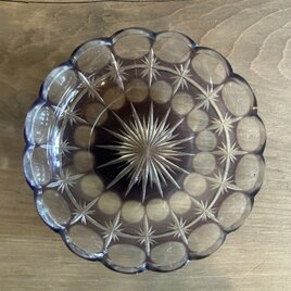 紫色のガラス皿