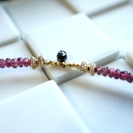 ブラックダイヤモンドを下げたピンクトルマリンの春色ネックレス